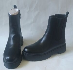 NWT Arizona Svetta Black Leather Ankle Boots - Size 10